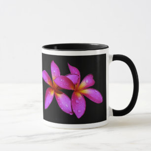 Plumeria pourpre avec dire sur l'autre tasse de
