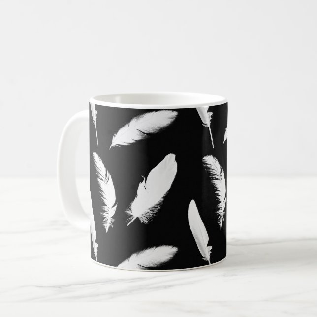 Plumes blanches sur Mug de café noir (Devant gauche)