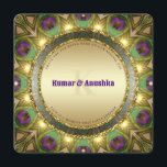Plumes de paon dorées scintillantes Invitation de<br><div class="desc">Je vous présente mes invitations de mariage indiennes uniques et exquises, mettant en vedette un design de plume de paon envoûtant. Les teintes vibrantes et vives de pourpre et de vert sont magnifiquement tissées ensemble dans un motif géométrique de mandala époustouflant, orné d'un cercle de lumière éclatant. Le thème de...</div>
