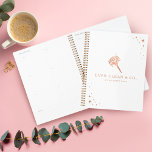 Plumes Duster Maid & House Cleaning Rendez-vous<br><div class="desc">Service de ménage et de ménage professionnel planificateur du carnet de rendez-vous. Notre design présente notre propre logo original en duster de plumes en papier faux rose avec une bordure étincelante. Toutes les illustrations et logos sont des oeuvres originales de Moodthology Papery</div>