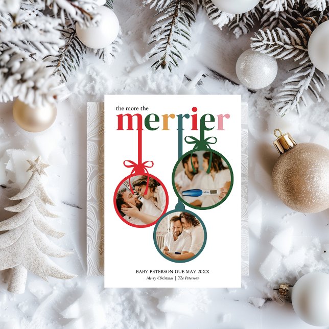 Plus de la Faire-part de grossesse de Noël Merrier (The more the merrier Christmas Pregnancy Announcement Bold Colorful Modern Unique Typography )