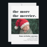 Plus Le Merrier | Faire-part de naissance de Noël<br><div class="desc">"Plus Le Merrier Est Merrier". Ce faire-part de naissance de Noël minimaliste de typographie met en valeur votre imagerie avec des caractères frais et modernes. Customisez avec une photo, et les statistiques de naissance. 5 photos supplémentaires collage sur le dos. Ajoutez votre libellé personnalisé à cette conception à l'aide des...</div>