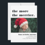Plus Le Merrier | Faire-part de naissance de Noël<br><div class="desc">"Plus Le Merrier Est Merrier". Ce faire-part de naissance de Noël minimaliste de typographie met en valeur votre imagerie avec des caractères frais et modernes. Customisez avec une photo, et les statistiques de naissance. 5 photos supplémentaires collage sur le dos. Ajoutez votre libellé personnalisé à cette conception à l'aide des...</div>