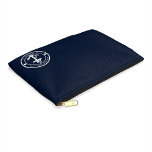 Pochette À Accessoires Ancre nautique Nom du bateau Moderne Côtier Person<br><div class="desc">Ajoutez votre nom de bateau et votre quai en cliquant sur le bouton "Personnaliser" ci-dessus. Mettez la voile dans le style avec notre swag nautique personnalisé. L'Accessory Pouch présente un joli design inspiré des merveilles de l'océan, avec des motifs maritimes classiques comme une ancre et une corde. Que vous croisiez...</div>