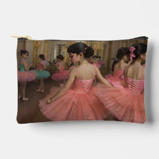 Pochette À Accessoires Bailarinas en una gran sala de estilo rocóco