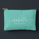 Pochette À Accessoires Bridesmaid Cadeau bleu Aqua<br><div class="desc">Ce sac d'accessoire Bridesmaid dopp kit contient une typographie manuscrite en écriture blanche avec des swashes sur un arrière - plan de minuit ou d'aqua. Présentez à vos demoiselles d'honneur un sac de toilette pour leur maquillage et des petits articles traditionnellement présentés au dîner de répétition, à utiliser tôt le...</div>