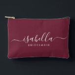 Pochette À Accessoires Bridesmaid Cadeau Bourgogne<br><div class="desc">Ce sac d'accessoires Bridesmaid comporte une typographie manuscrite en écriture blanche avec des swashes sur un arrière - plan bordeaux. Présentez à vos demoiselles d'honneur un sac de toilette pour leur maquillage et des petits articles traditionnellement présentés au dîner de répétition,  à utiliser tôt le matin avant le mariage.</div>