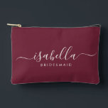 Pochette À Accessoires Bridesmaid Cadeau Bourgogne<br><div class="desc">Ce sac d'accessoires Bridesmaid comporte une typographie manuscrite en écriture blanche avec des swashes sur un arrière - plan bordeaux. Présentez à vos demoiselles d'honneur un sac de toilette pour leur maquillage et des petits articles traditionnellement présentés au dîner de répétition,  à utiliser tôt le matin avant le mariage.</div>