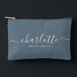 Pochette À Accessoires Bridesmaid Cadeau Imprimé Couper Accessoire Coudre<br><div class="desc">Ce sac d'accessoires Bridesmaid comporte une typographie manuscrite en écriture blanche avec des swashes sur un arrière - plan bleu ardoise. Présentez à vos demoiselles d'honneur un sac de toilette pour leur maquillage et des petits articles traditionnellement présentés au dîner de répétition, à utiliser tôt le matin avant le mariage....</div>