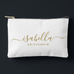 Pochette À Accessoires Bridesmaid Gift Gold Nom<br><div class="desc">Ce sac de maquillage et d'accessoires Bridesmaid est doté d'une typographie manuscrite en or avec des swashes sur un arrière - plan blanc ou de minuit. Présentez à vos demoiselles d'honneur un sac de toilette pour leur maquillage et des petits articles traditionnellement présentés au dîner de répétition, à utiliser tôt...</div>