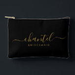 Pochette À Accessoires Bridesmaid Modern Gold Script noir<br><div class="desc">Ce sac d'accessoires Bridesmaid comporte une typographie manuscrite de script en or avec des swashes sur un arrière - plan noir. Présentez à vos demoiselles d'honneur un sac de toilette pour leur maquillage et des petits articles traditionnellement présentés au dîner de répétition, à utiliser tôt le matin avant le mariage....</div>