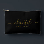 Pochette À Accessoires Bridesmaid Modern Gold Script noir<br><div class="desc">Ce sac d'accessoires Bridesmaid comporte une typographie manuscrite de script en or avec des swashes sur un arrière - plan noir. Présentez à vos demoiselles d'honneur un sac de toilette pour leur maquillage et des petits articles traditionnellement présentés au dîner de répétition, à utiliser tôt le matin avant le mariage....</div>