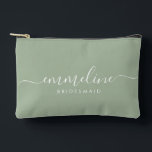 Pochette À Accessoires Bridesmaid Modern Minimal Script Sage<br><div class="desc">Ce sac d'accessoires Bridesmaid comporte une typographie manuscrite en écriture blanche avec des swashes sur un arrière - plan vert sage. Présentez à vos demoiselles d'honneur un sac de toilette pour leur maquillage et des petits articles traditionnellement présentés au dîner de répétition, à utiliser tôt le matin avant le mariage....</div>