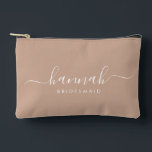 Pochette À Accessoires Bridesmaid Moderne Script Minimal Cosmétique<br><div class="desc">Ce sac d'accessoires Bridesmaid comporte une typographie manuscrite en écriture blanche avec des swashes sur un arrière - plan bronzé. Présentez à vos demoiselles d'honneur un sac de toilette pour leur maquillage et des petits articles traditionnellement présentés au dîner de répétition,  à utiliser tôt le matin avant le mariage.</div>