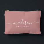 Pochette À Accessoires Bridesmaid Moderne Script Minimal Rose Dusty<br><div class="desc">Ce sac d'accessoires Bridesmaid comporte une typographie manuscrite en écriture blanche avec des swashes sur un arrière - plan rose poussiéreux. Présentez à vos demoiselles d'honneur un sac de toilette pour leur maquillage et des petits articles traditionnellement présentés au dîner de répétition, à utiliser tôt le matin avant le mariage....</div>