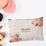 Pochette À Accessoires Bridesmaid rose floraux dentelle pêche beige<br><div class="desc">Arrière - plan pêche,  beige. Décoré de roses roses roses,  de fleurs et de dentelle blanche. Personnalisez et ajoutez le nom de votre servante.</div>