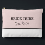 Pochette À Accessoires Bridesmaid rose moderne minimaliste<br><div class="desc">Dégustez vos demoiselles d'honneur avec cet élégant sac à poche rose et blanc. Ce sac est parfait pour ranger les produits de beauté essentiels. Avec un design chic et fermeture éclair et parfait pour tenir de petits essentiels ou des petits cadeaux pour votre fête de mariée. Un cadeau charmant et...</div>