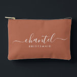 Pochette À Accessoires Bridesmaid Script Moderne - Terracotta cosmétique<br><div class="desc">Ce sac accessoire Bridesmaid comporte une typographie manuscrite en écriture blanche avec des swashes sur un arrière - plan en terre cuite. Présentez à vos demoiselles d'honneur un sac de toilette pour leur maquillage et des petits articles traditionnellement présentés au dîner de répétition, à utiliser tôt le matin avant le...</div>