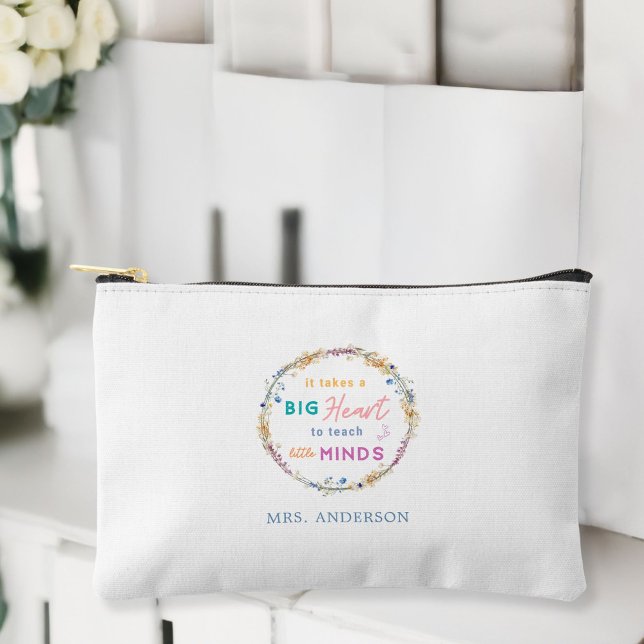 Pochette À Accessoires "Ça prend un grand coeur" Floral, cadeau pour les  ("It Takes a Big Heart" Floral, Name, Gift for Teachers Accessory Pouch.)