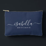 Pochette À Accessoires Cadeau de Bridesmaid Midnight Blue<br><div class="desc">Ce sac d'accessoires Bridesmaid comporte une typographie manuscrite en écriture blanche avec des swashes sur un arrière - plan bleu marine ou de minuit. Présentez à vos demoiselles d'honneur un sac de toilette pour leur maquillage et des petits articles traditionnellement présentés au dîner de répétition, à utiliser tôt le matin...</div>