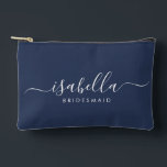 Pochette À Accessoires Cadeau de Bridesmaid Midnight Blue<br><div class="desc">Ce sac d'accessoires Bridesmaid comporte une typographie manuscrite en écriture blanche avec des swashes sur un arrière - plan bleu marine ou de minuit. Présentez à vos demoiselles d'honneur un sac de toilette pour leur maquillage et des petits articles traditionnellement présentés au dîner de répétition, à utiliser tôt le matin...</div>