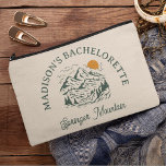 Pochette À Accessoires Camp Bachelorette Retro Mountain Nom personnalisé<br><div class="desc">Frappez le dernier sentier avant le voile et célébrez votre week-end de fête de bachelorette avec ce amusant sac de maquillage de bachelorette,  customisé avec votre texte et le nom de votre choix sur le dos.</div>