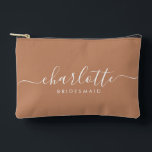 Pochette À Accessoires Caramel Cadeau de Bridesmaid moderne Favoriser<br><div class="desc">Ce sac d'accessoires Bridesmaid comporte une typographie manuscrite en écriture blanche avec des swashes sur un arrière - plan de caramel. Présentez à vos demoiselles d'honneur un sac de toilette pour leur maquillage et des petits articles traditionnellement présentés au dîner de répétition, à utiliser tôt le matin avant le mariage....</div>