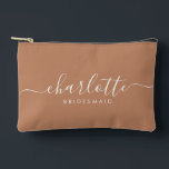 Pochette À Accessoires Caramel Cadeau de Bridesmaid moderne Favoriser<br><div class="desc">Ce sac d'accessoires Bridesmaid comporte une typographie manuscrite en écriture blanche avec des swashes sur un arrière - plan de caramel. Présentez à vos demoiselles d'honneur un sac de toilette pour leur maquillage et des petits articles traditionnellement présentés au dîner de répétition, à utiliser tôt le matin avant le mariage....</div>