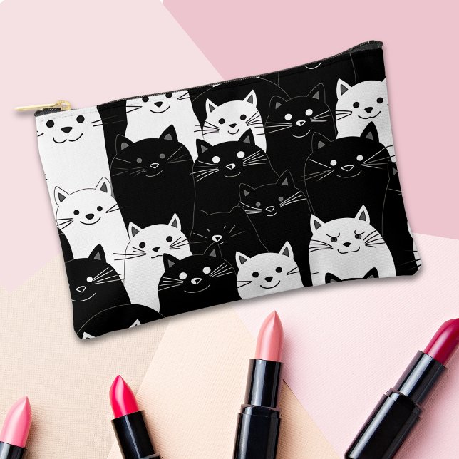 Pochette À Accessoires Chats noirs et blancs (Cat lovers will lover this quirky, fun bag for makeup and so much more!)