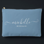 Pochette À Accessoires Chic Minimaliste Bleu Lac Personnalisé Demoiselle<br><div class="desc">Nous vous présentons notre pochette personnalisée pour demoiselles d'honneur bleu lac Chic Minimalist,  un cadeau élégant et polyvalent conçu pour célébrer vos demoiselles d'honneur avec élégance. Cette pochette à accessoires est l'incarnation de la chic moderne,  parfaite pour toutes les occasions,  des demandes de demoiselles d'honneur aux douches nuptiales.</div>