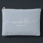 Pochette À Accessoires Chic Minimaliste Dusty Blue<br><div class="desc">Voici notre chic minimaliste Dusty Blue Personnalisé Bridesmaid Accessory Pouch, un cadeau élégant et polyvalent conçu pour célébrer vos demoiselles d'honneur dans l'élégance. Cette poche accessoire est l'exemple du chic moderne, parfait pour toutes les occasions, des propositions de demoiselle d'honneur aux douches nuptiales. Conçu dans un style minimaliste, ce sac...</div>