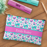 Pochette À Accessoires Coque crayon de nom d'aqua rose à motif ours en pe<br><div class="desc">Joli rose personnalisé, aqua bleu vert, pochette à motifs blancs, partie de la gamme de visages mignon ours en peluche. Personnaliser avec votre propre nom lit actuellement Emily Bailey. Un cadeau parfait pour les amateurs d'ours en peluche à emporter à l'école ou en voyage. Art graphique original et design par...</div>