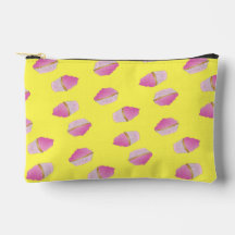 cupcakes à la fraise rose sur le jaune