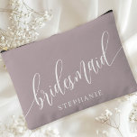 Pochette À Accessoires Dusty Lavender Bridesmaid Calligraphie moderne<br><div class="desc">Célébrez votre fête de mariée avec cette élégante pochette d'accessoires pourpre lavande poussiéreuse. Doté d'une calligraphie moderne et personnalisable avec le nom de votre servante, ce sac est à la fois élégant et pratique. La couleur douce et poussiéreuse de la sauge et l'élégant script créent un look sophistiqué, parfait pour...</div>