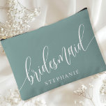 Pochette À Accessoires Dusty Turquoise Bridesmaid Calligraphie moderne<br><div class="desc">Célébrez votre fête de mariée avec cette élégante pochette d'accessoires turquoise roulette poussiéreuse. Doté d'une calligraphie moderne et personnalisable avec le nom de votre servante, ce sac est à la fois élégant et pratique. La couleur douce et poussiéreuse de la sauge et l'élégant script créent un look sophistiqué, parfait pour...</div>