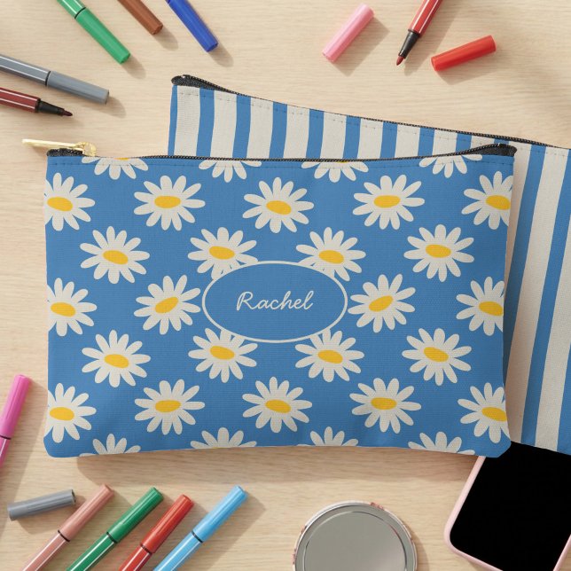 Pochette À Accessoires Étui à crayons Fleurs de Daisy Bleue & Rayures Rét (Personalized Daisy and Stripe Pencil and Accessory Pouch)