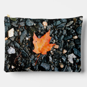 Pochette À Accessoires Feuille orange sur rochers noirs