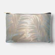 Feuilles de palmier blanches aux tons pastel dorés