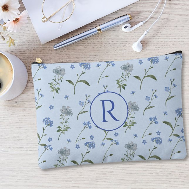 Pochette À Accessoires Fleur Bleue Monogrammée Aquarelle Forget Me Not  (In situ, on table)