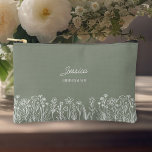Pochette À Accessoires Fleur sauvage simple Sage Green Mariage Bridesmaid<br><div class="desc">cadeau mariage fleur sauvage pour toute personne dans votre fête de mariage. Facile à personnaliser pour vos demoiselles d'honneur, la mère de la mariée, la mère du marié etc et vous pouvez également ajouter le nom de la mariée et du marié et leur date de mariage. Design floral boho simple...</div>