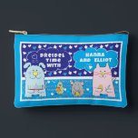Pochette À Accessoires Hanoukka Chat Chien Souris Oiseau Jouer Dreidel<br><div class="desc">Hanoukka Chat, Chien, Souris et Oiseaux Jouer Dreidel Game, Pouch. Tous les éléments de conception peuvent être modifiés. Modifiez le texte modifiable à l'aide de votre style de police, de votre couleur et de votre taille préférés. Remplissez votre poche de dreidels et de gâteries pour jouer. Jeu ! ! !...</div>