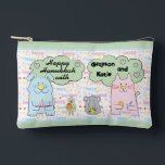 Pochette À Accessoires Hanoukka Chat et amis Jouer Dreidel<br><div class="desc">Hanoukka avec chat et amis en jeu, Dreidel Game Pouch. Tous les éléments de conception peuvent être modifiés. Modifiez le texte modifiable à l'aide de votre style de police, de votre couleur et de votre taille préférés. Remplissez votre poche de dreidels et de gâteries pour jouer. Jeu ! ! !...</div>