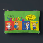 Pochette À Accessoires Hanoukka Zeevie et Dreidel<br><div class="desc">Hanoukka avec Zeevie et des amis, Dreidel Game Pouch. Tous les éléments de conception peuvent être modifiés. Modifiez le texte modifiable à l'aide de votre style de police, de votre couleur et de votre taille préférés. Remplissez votre poche de dreidels et de gâteries pour jouer. Jeu ! ! ! Heureux...</div>
