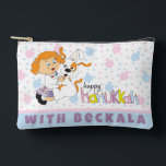 Pochette À Accessoires Hanoukka Zeevie et son ami Dreidel Game<br><div class="desc">Hanoukka avec Zeevie et Friend, Dreidel Game Pouch. Tous les éléments de conception peuvent être modifiés. Modifiez le texte modifiable à l'aide de votre style de police, de votre couleur et de votre taille préférés. Remplissez votre poche de dreidels et de gâteries pour jouer. Jeu ! ! ! Heureux Hanoukka...</div>