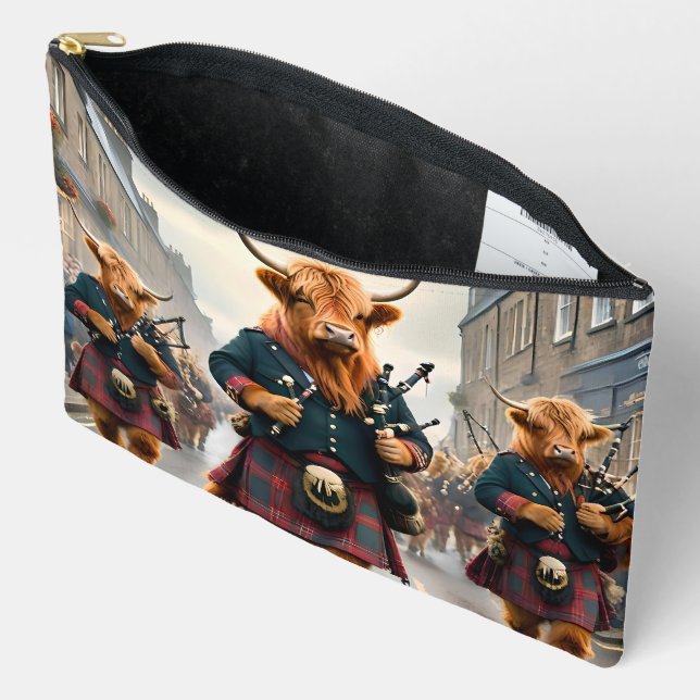 Pochette À Accessoires Highland Harmony : Bagpipe Highland Cow Band (Ouvrir)