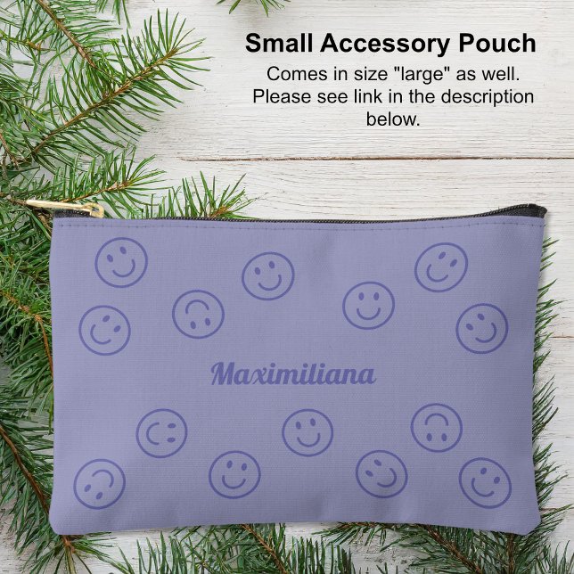 Pochette À Accessoires Joyeux visages violets sur la petite poche d'acces (Small Accessory Pouch - Happy Faces Purple on Purple by Leapfroglisics Shop)