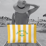 Pochette À Accessoires Le Beach Club Crest Yellow Cabana Stripe<br><div class="desc">Le sac d'accessoires personnalisé parfait pour vous... Bandes de cabane jaune avec crête "The Beach Club" en couleur verte. Personnalisez avec l'année, la plage et la destination. Idéal pour un voyage de groupe sur la plage, une soirée de bachelorette à thème club de plage ou comme souvenir pour un voyage...</div>