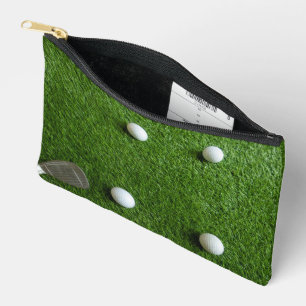 Pochette À Accessoires Les balles de golf sont sur de l'herbe verte