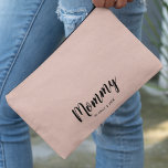 Pochette À Accessoires Maman | Maman moderne Noms des enfants rose pâle<br><div class="desc">Simplement,  élégant design "Mommy" rose pâle dans la typographie moderne minimaliste qui peut facilement être personnalisé avec des noms d'enfants ou votre propre message spécial. Le cadeau unique parfait pour une nouvelle maman,  le jour de la mère,  l'anniversaire de maman ou juste parce que!</div>