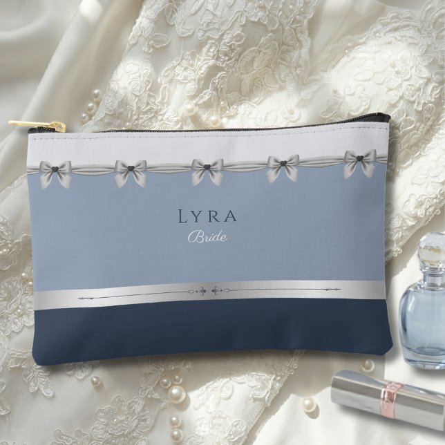 Pochette À Accessoires Mariée de Luxe | Jour de Mariage Bleu Ardoise (Luxury Something Blue Bride makeup bag on bridal lace. Slate blue & silver coquette bow design.)